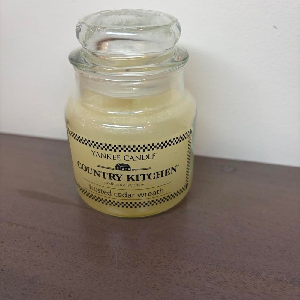 Yankee Candle retired Country Kitchen Frosted Cedar Wreath candle